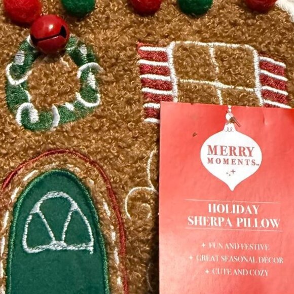 NEW SET OF 2 SHERPA GINGERBREAD HOUSE DECORATIVE HOLIDAY / CHRISTMAS PILLOWS NWT - Picture 5 of 13